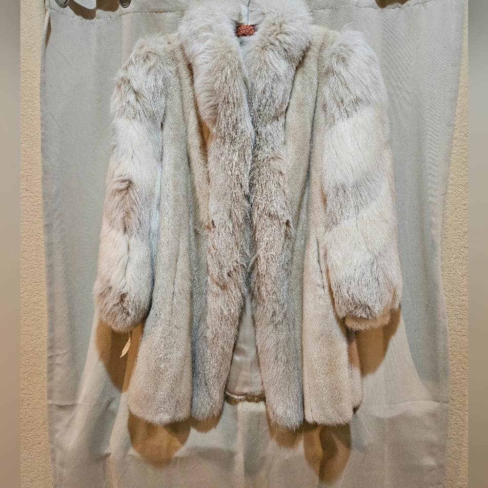 Rovalia Mink Stroller with Shadow Fox Trim